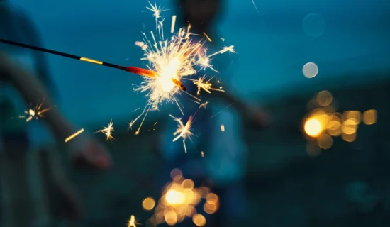 プールサイドで楽しむ夏の花火タイム