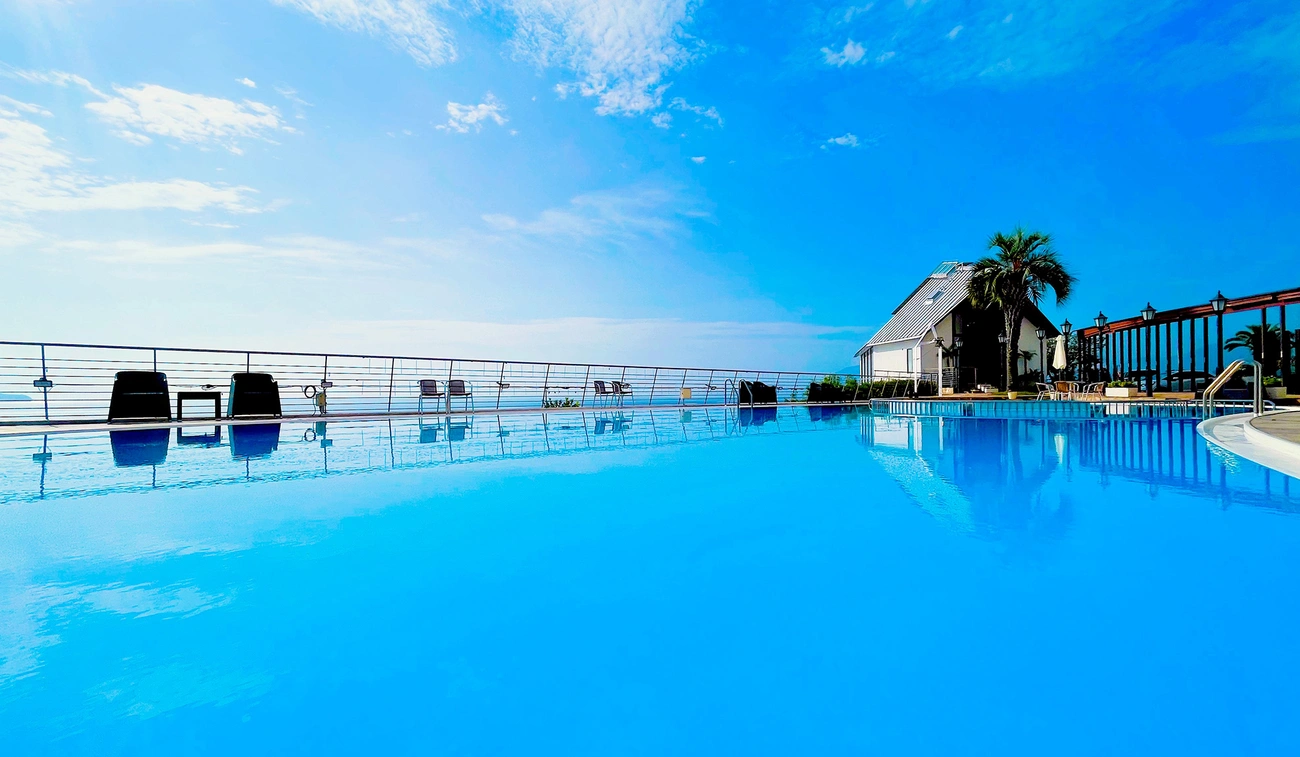 顶级游泳池和活动别府湾美爵温泉度假酒店【官方】